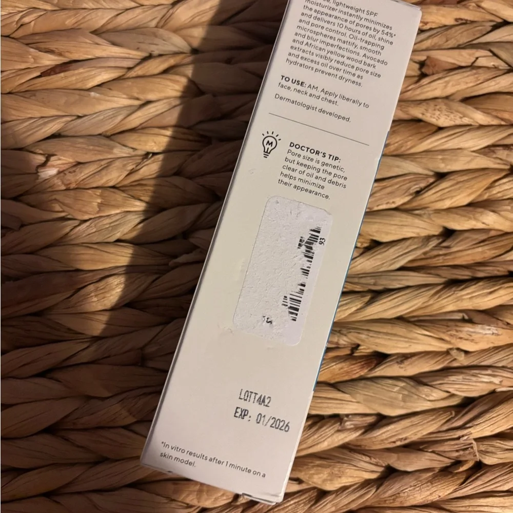 Murad Acne Control SPF 45 - White and Blue Packaging - Picture 4 of 5
